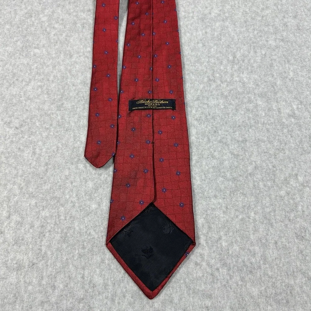 Brooks Brothers 100% Silk Tie Red Basket Weave Blue Flower Made In USA‎ 3.5